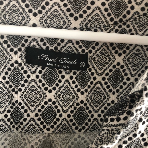 🦋 3/$15 Final touch, v-neck black & white blouse - Picture 3 of 7